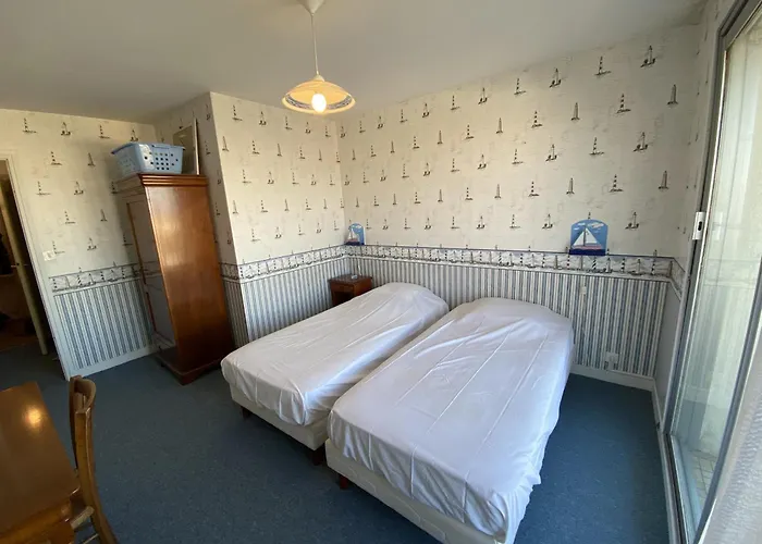 La Brise - 2 Etoiles Face 莱萨布勒-多洛讷